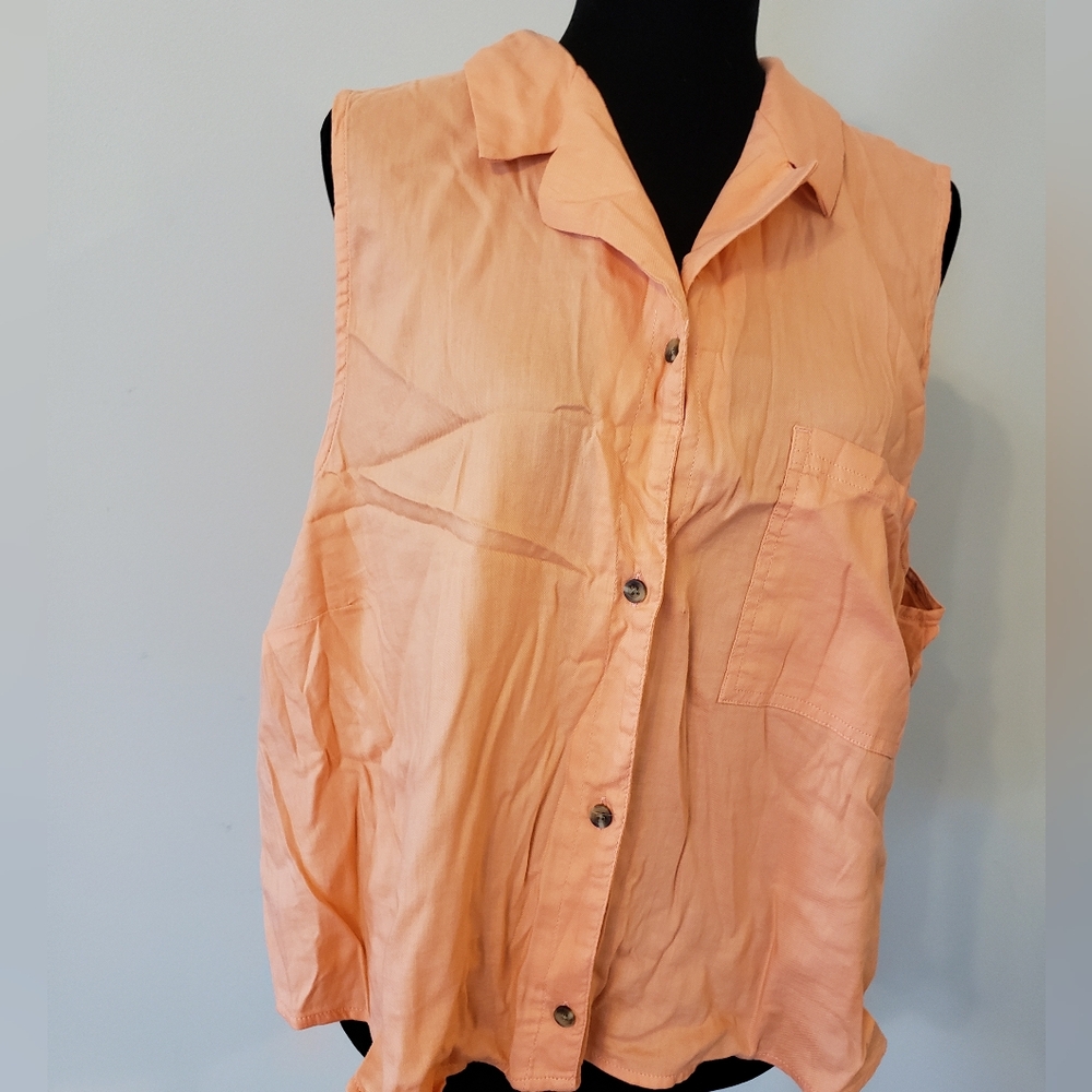 Plus Peach Sleeveless Button-Up Crop Top